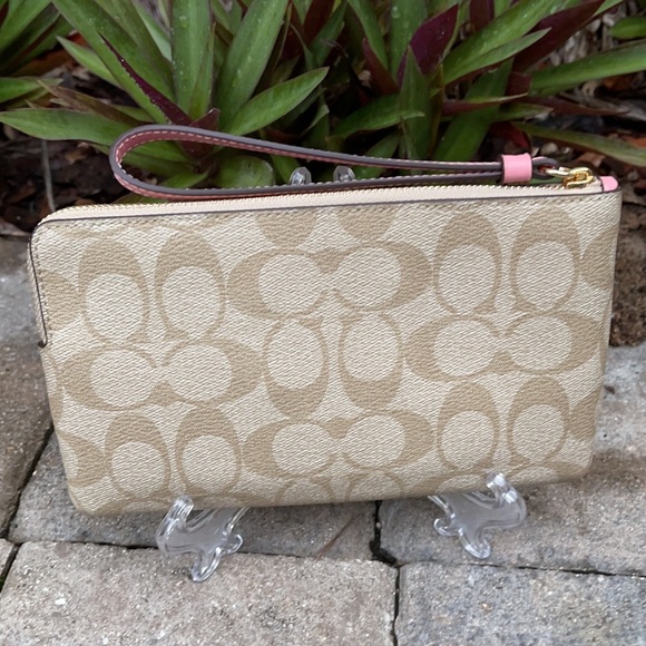 COACH SIGNATURE DISNEY LARGE CORNER ZIP WALLET - Picture 2 of 16